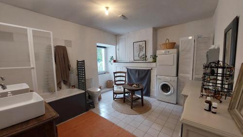 une salle de bain avec un lavabo et une machine à laver dans l'établissement 2 Chambres dans maison de caractère, à La Possonnière