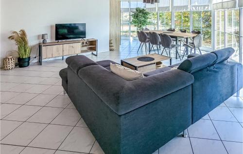 un sofá azul en la sala de estar con TV en Ferienpark Gollwitz, en Gollwitz