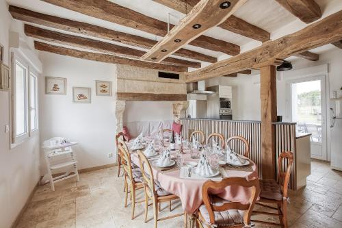 une grande salle à manger avec une table et des chaises dans l'établissement Maison de Marcelline - Pour 10p maison climatisée, à La Lande-Chasles