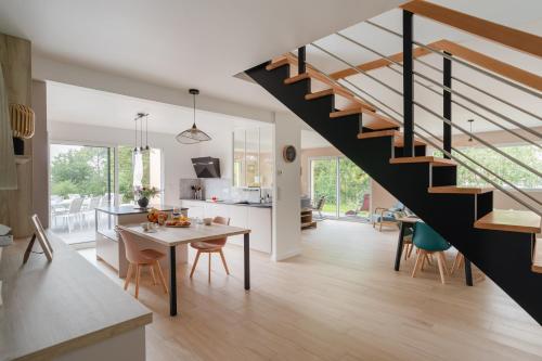 - une cuisine et une salle à manger avec un escalier dans une maison dans l'établissement Ty Fao - Maison pour 10 à Erquy, à Erquy