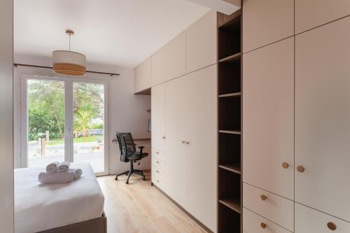 une chambre avec un lit et un bureau dans l'établissement Ty Fao - Maison pour 10 à Erquy, à Erquy