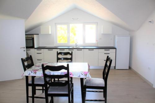 Kuchyň nebo kuchyňský kout v ubytování APARTMANI BELVEDERE BILO