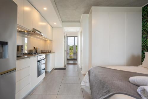 Η κουζίνα ή μικρή κουζίνα στο Modern Ground Floor Studio Apartment