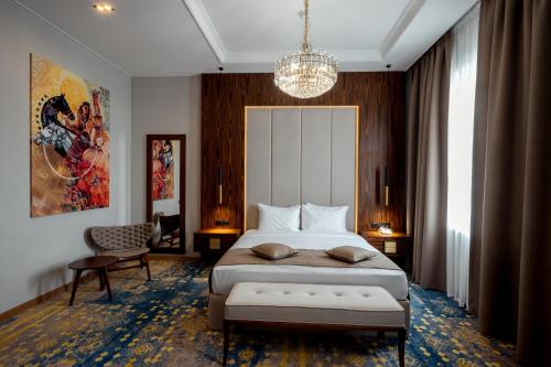 Кровать или кровати в номере Qazaq Hotel Premium