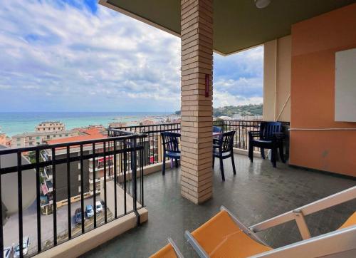 a balcony with chairs and a view of the ocean at Ampio appartamento con vista in Varazze