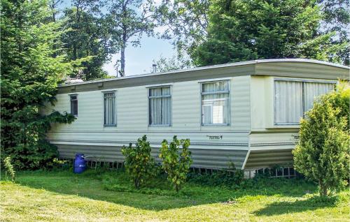 2 Bedroom Nice Stacaravan In Darlowo