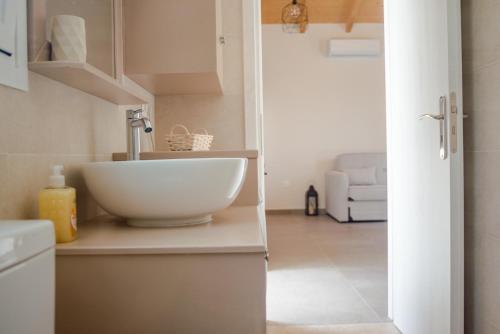 a bathroom with a bowl sink on a counter at Cielo e Mare Cottage in Angón