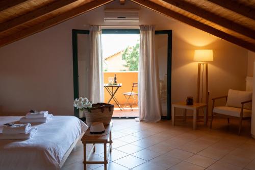 Postel nebo postele na pokoji v ubytování Agrotospita Country Houses