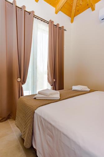 two beds in a room with a window at Cielo e Mare Cottage in Angón