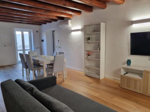 パレルモにあるPalazzo del Buonpastore by Casa Azzurra Apartmentsのソファとテーブルのあるリビングルーム