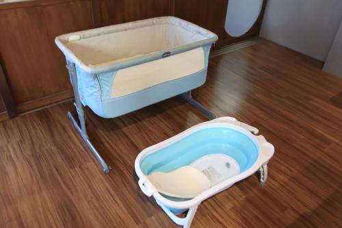 a blue and white bath tub sitting on a wooden floor at Green Inn Kaohsiung in Kaohsiung
