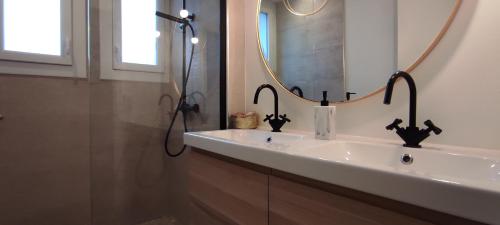une salle de bain avec un lavabo et un miroir dans l'établissement Appartement moderne rénové centre ville, à Toulouse