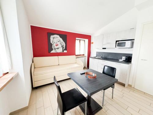 a living room with a table and a couch at Apartments Colombara Bardolino in Bardolino