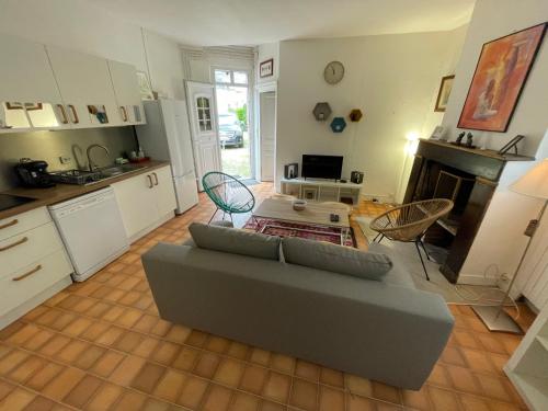 a living room with a couch and a table at Charmante Maison La Source 2p 50m2 Quartier Paul Bert in Tours