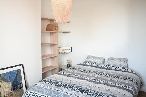 une chambre avec un lit avec une couette bleue et blanche dans l'établissement Bel appartement hyper centre, à Angers