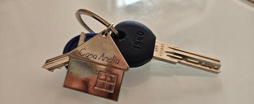 a key chain with a padlock on it at CASA AMELIA in Le Grazie