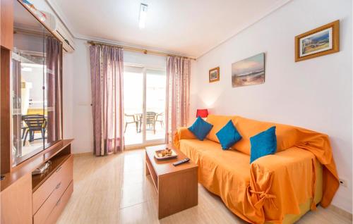 ein Wohnzimmer mit Sofa und Fernseher in der Unterkunft Gorgeous Apartment In Oropesa Del Mar in Oropesa del Mar