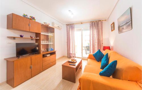 ein Wohnzimmer mit Sofa und Fernseher in der Unterkunft Gorgeous Apartment In Oropesa Del Mar in Oropesa del Mar