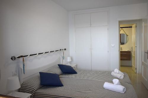 Un dormitorio con una cama con toallas. en Aldeas Taray Admer 003, en La Manga del Mar Menor