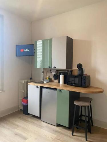 une cuisine avec un comptoir avec un micro-ondes dans l'établissement Studio confortable au centre de Vichy 15 m² avec Wi-Fi, à Vichy