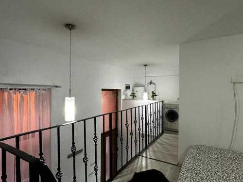 Zimmer mit einer Treppe, die zu einer Küche führt in der Unterkunft Apartament Studio Ultracentral Oradea in Oradea