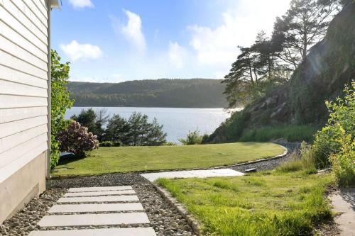 a walkway next to a house with a view of a lake at Sommerhus ved Iddefjorden in Halden