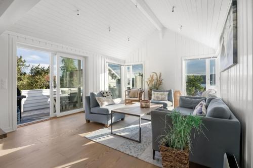 a living room with two couches and a table at Sommerhus ved Iddefjorden in Halden