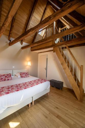 une chambre avec un grand lit et un escalier dans l'établissement Chez Mimi - La Petite Maison, à Raulhac