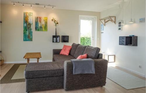 グドイェムにあるAmazing Apartment In Gudhjemのソファとテーブルのあるリビングルーム