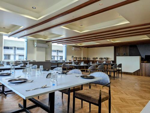 Restaurace v ubytování Hotel Majestic By NxtJen Hospitality
