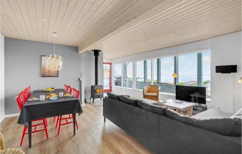 SundsøreにあるThree-Bedroom Holiday Home In Farsoのソファとテーブルのあるリビングルーム
