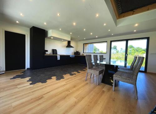 un salon avec une table et des chaises de salle à manger dans l'établissement maison Porzh Loaz., à Plouézec