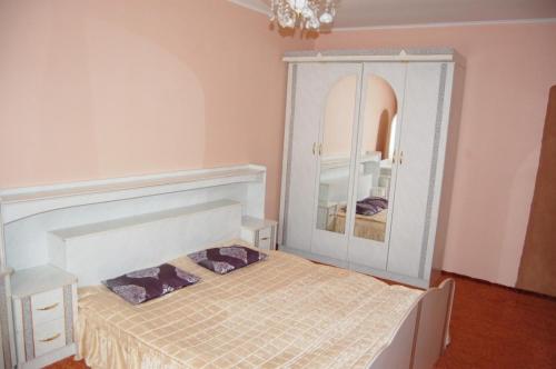um quarto com uma cama e um espelho grande em Merydian em Yasinia