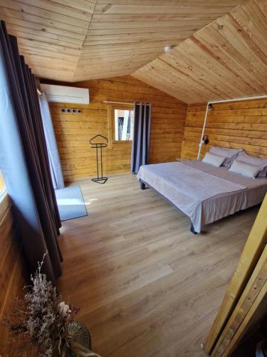 Postel nebo postele na pokoji v ubytování Les Restanques de Camélie
