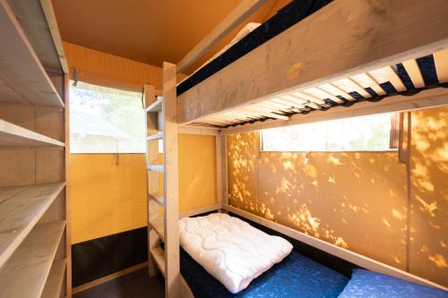 Ένα ή περισσότερα κρεβάτια σε δωμάτιο στο Glamping Winterswijk