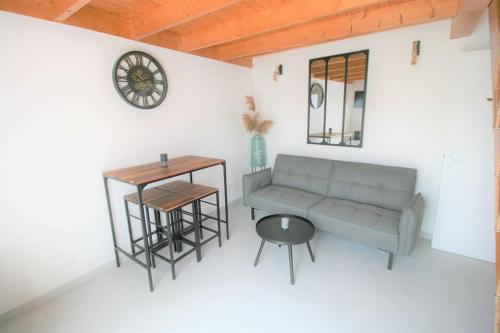 un salon avec un canapé et une table dans l'établissement Logement neuf à 750m de la plage, à La Tranche-sur-Mer