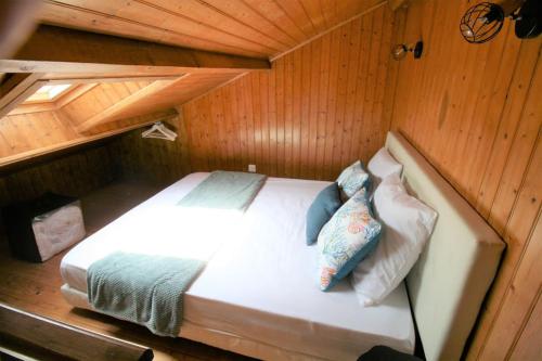 une chambre avec un lit dans une cabane en bois dans l'établissement Logement neuf à 750m de la plage, à La Tranche-sur-Mer