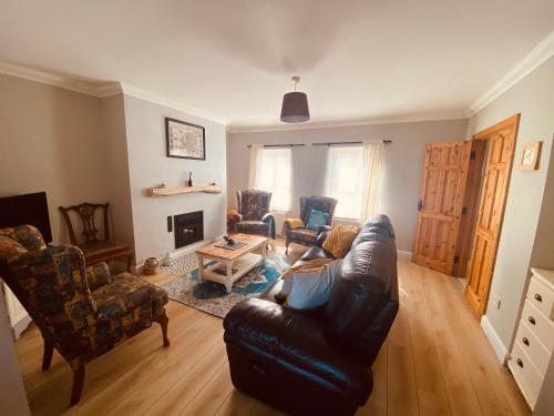 Гостиная зона в Cosy 3 bedroom townhouse with wood pellet stove!