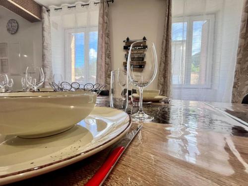 - une table à manger avec des verres à vin dans l'établissement La Grange de Lucien, à Meyras