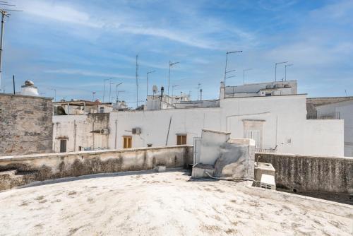 an empty rooftop of a white building at Casa Colombo & Casa Scipione by Rentbeat in Ostuni