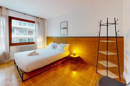 - une chambre avec un lit blanc et une étagère dans l'établissement LES MARMOTTES T4 à deux pas du lac, à Annecy