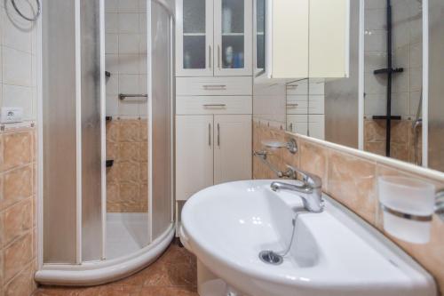 un baño con lavabo y ducha en Playa Arinaga junto al mar, en Agüimes