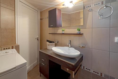 Ένα μπάνιο στο M&N Luxury Family Apartment 10meters from the Sea