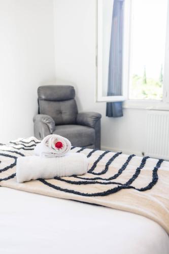 Кровать или кровати в номере COSYFAMILY 1er étage Piscine -WIFI- NEUF-FAMILLE -15MIN PLAGE - TOP PROS SERVICESConciergerie