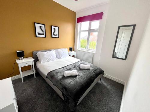 Ένα ή περισσότερα κρεβάτια σε δωμάτιο στο Large 3 Bedroom Flat