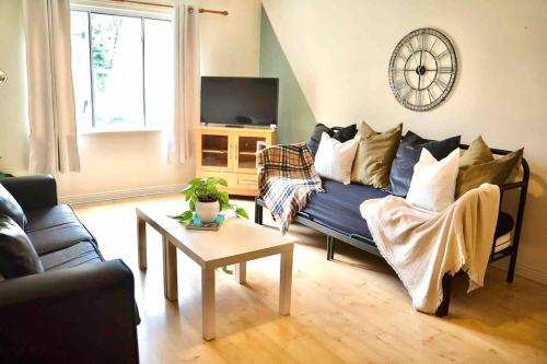 een woonkamer met een blauwe bank en een salontafel bij Free Parking, City Centre,quiet,netflix in Town Moor