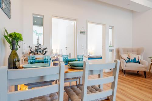 a dining room with a table and chairs at App 8u Heimatliebe in Dranske