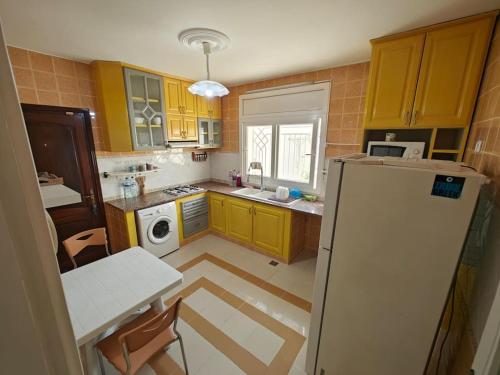 Kuchyň nebo kuchyňský kout v ubytování Garden level appartment with private garden