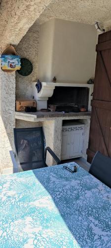 une chambre avec un lit et un mur en pierre dans l'établissement Villa Six-Fours Les Plages, à Six-Fours-les-Plages