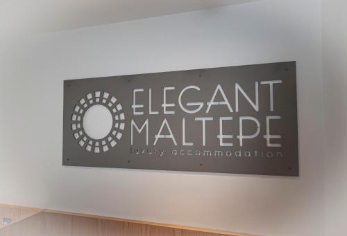 カリテア・ハルキディキにあるElegant Maltepe by Travel Pro Services - Kallithea Halkidikiの壁掛けの標識